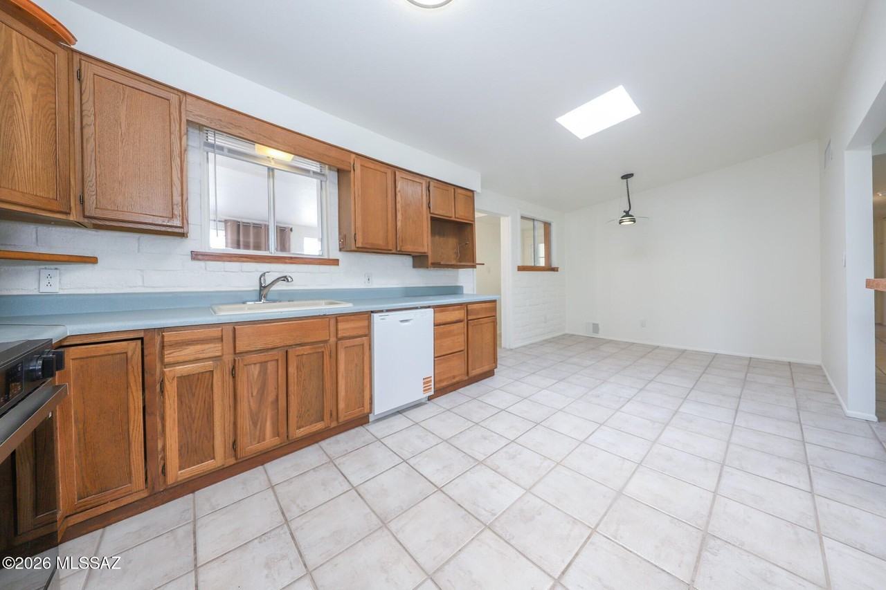 5008 E Adams St - Photo 5 of 19