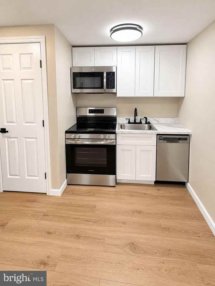 1214 Quincy St Nw #B - Photo 3 of 7
