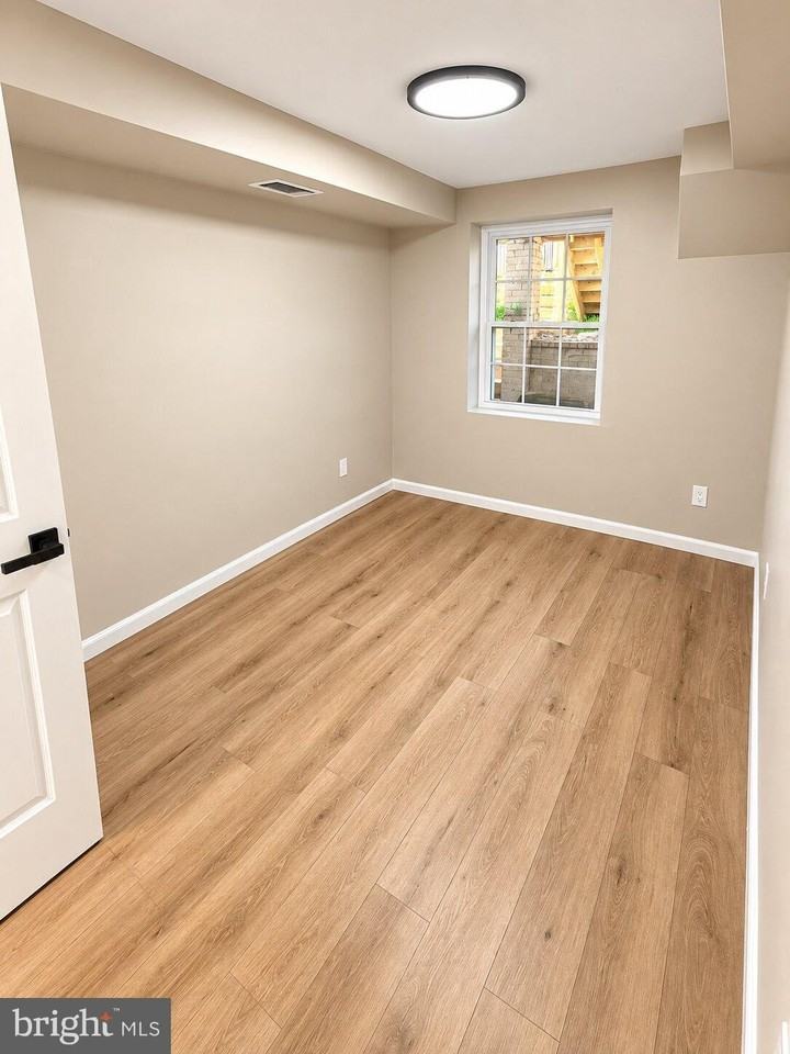 1214 Quincy St Nw #B - Photo 4 of 7