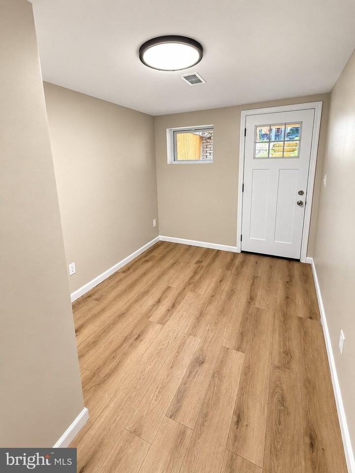 1214 Quincy St Nw #B - Photo 5 of 7