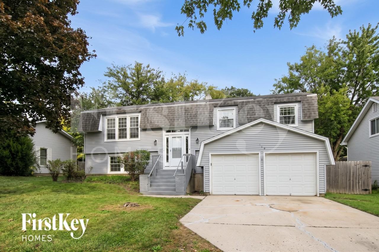 120 S Lancaster Dr - Photo 2 of 19