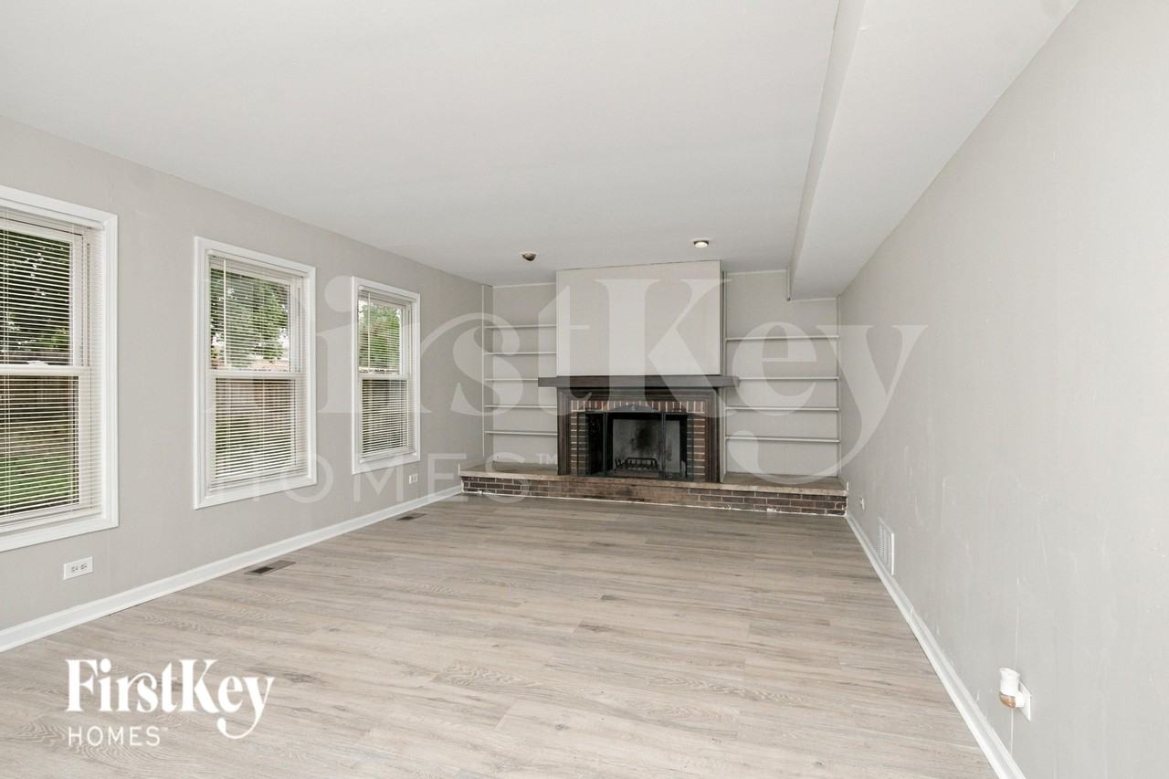 120 S Lancaster Dr - Photo 3 of 19