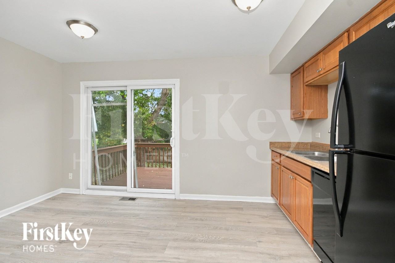 120 S Lancaster Dr - Photo 5 of 19