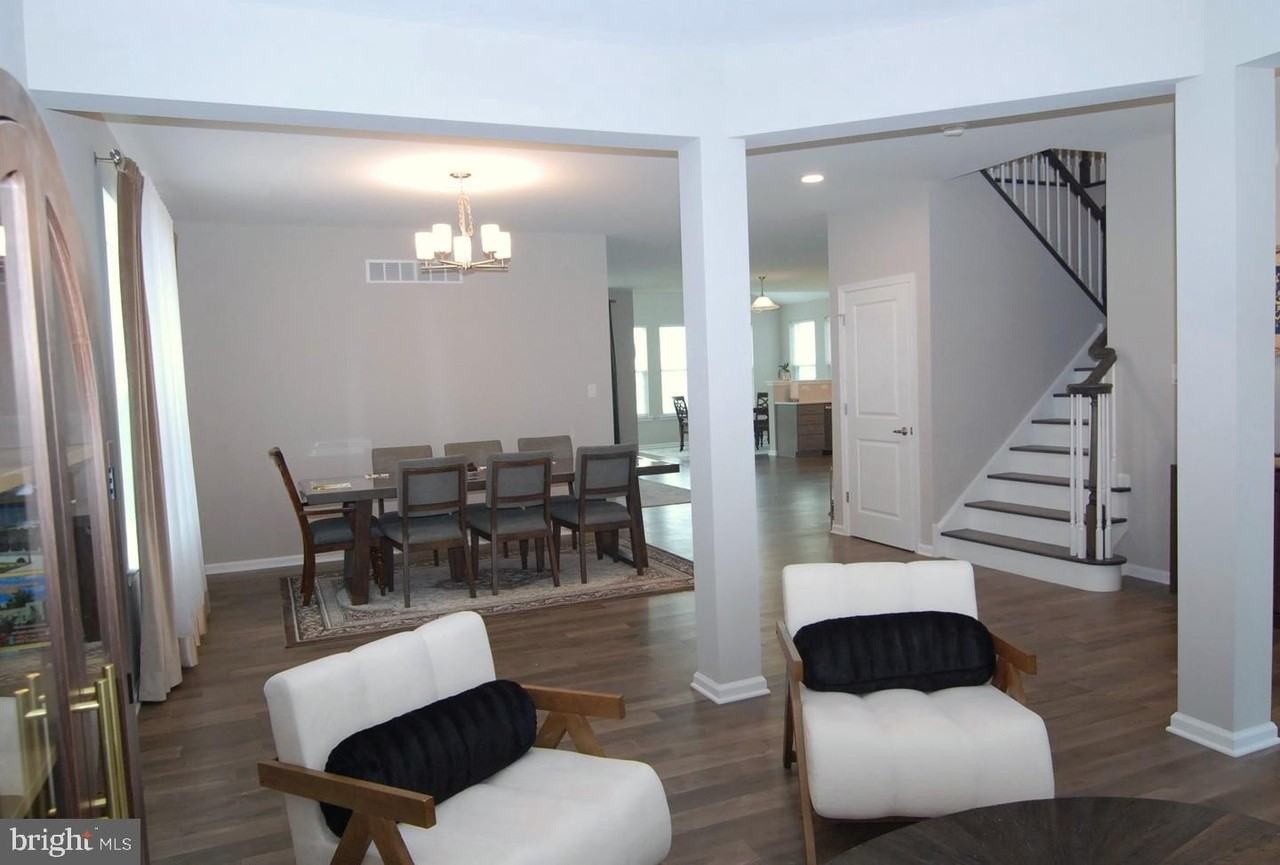 6 Mayfair Ct - Photo 5 of 36