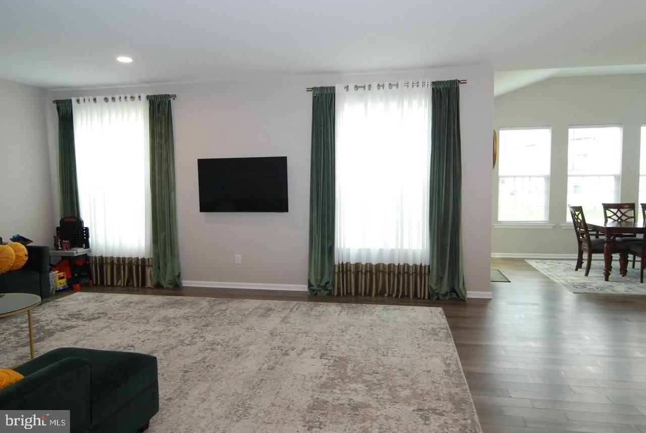 6 Mayfair Ct - Photo 6 of 36
