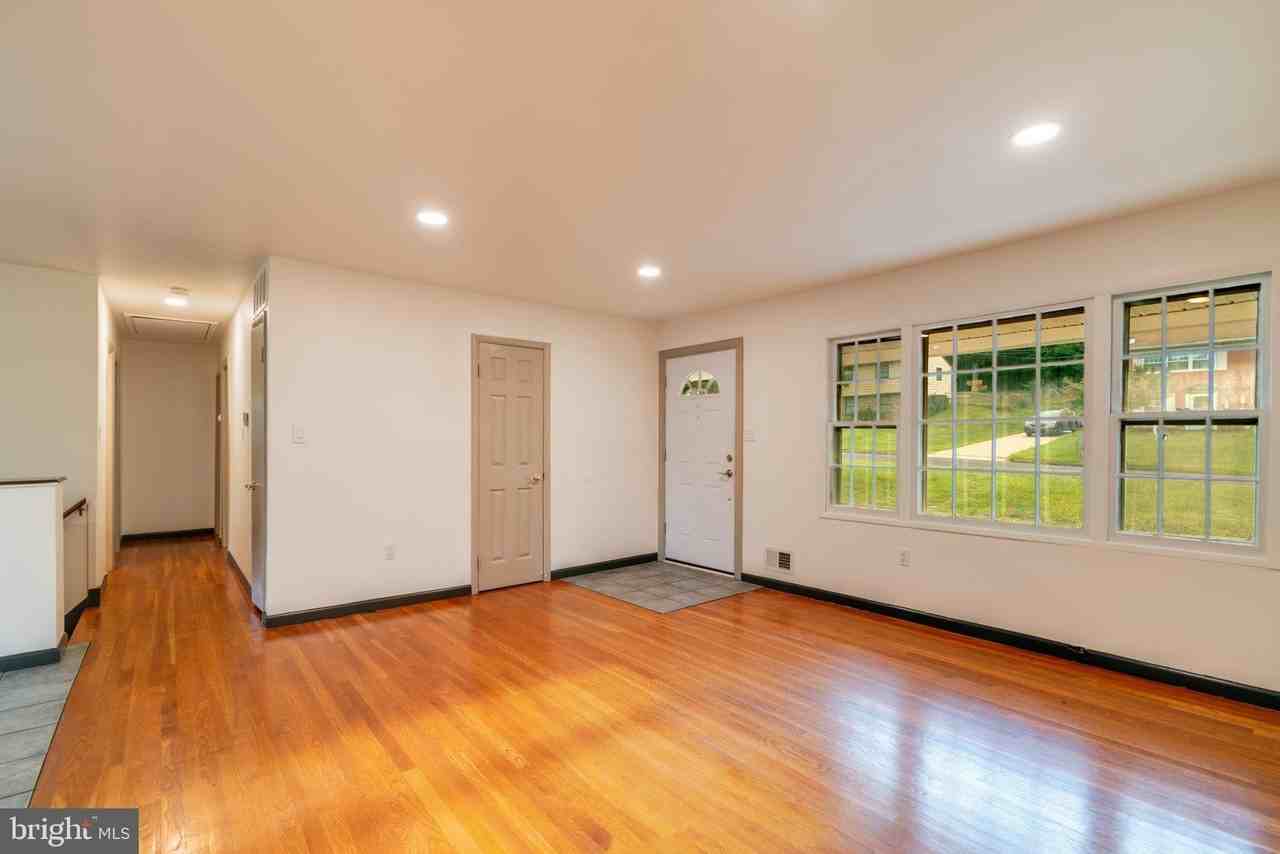 6502 Carriage Dr - Photo 4 of 23