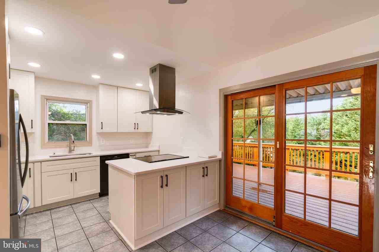 6502 Carriage Dr - Photo 5 of 23