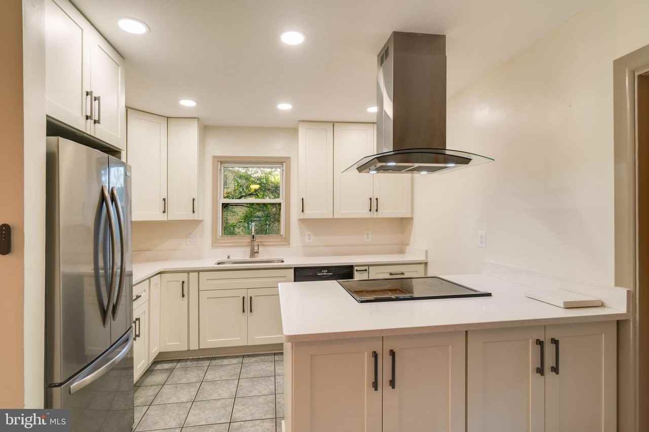 6502 Carriage Dr - Photo 7 of 23