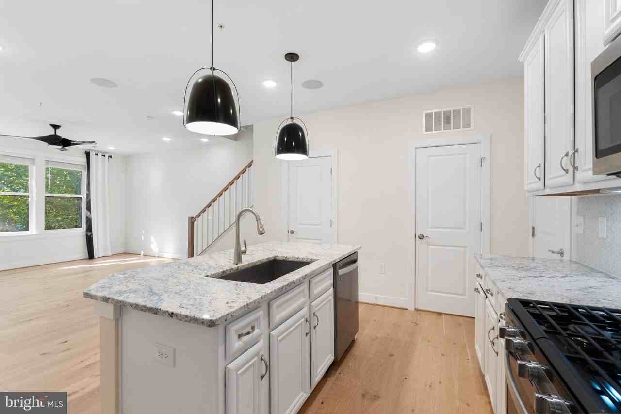 1853 Michael Faraday Dr - Photo 5 of 32
