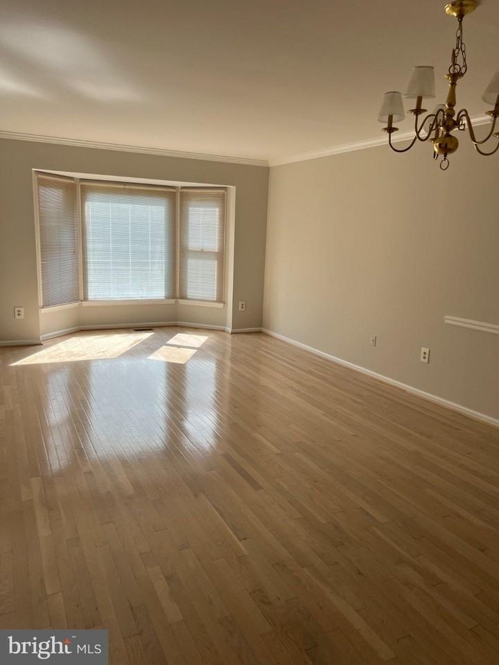 2740 Winston Ct - Photo 2 of 34