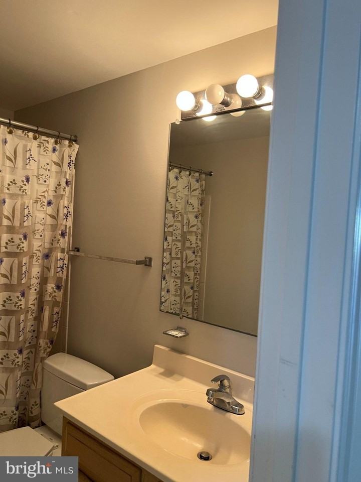 2740 Winston Ct - Photo 3 of 34
