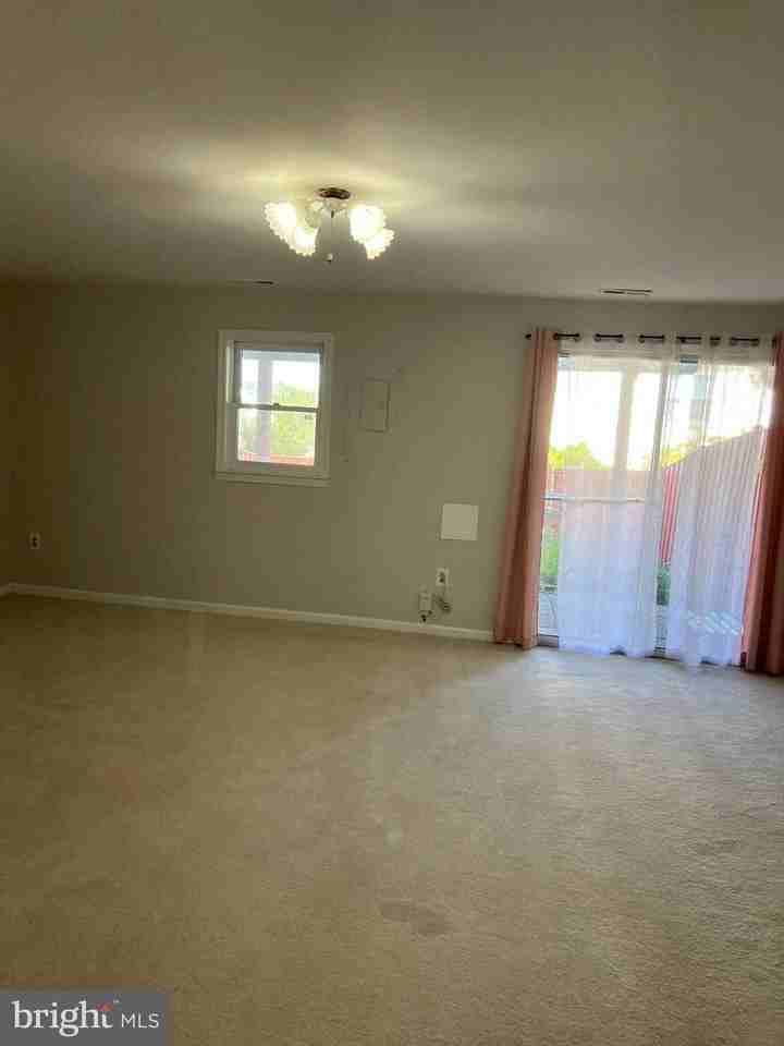 2740 Winston Ct - Photo 4 of 34