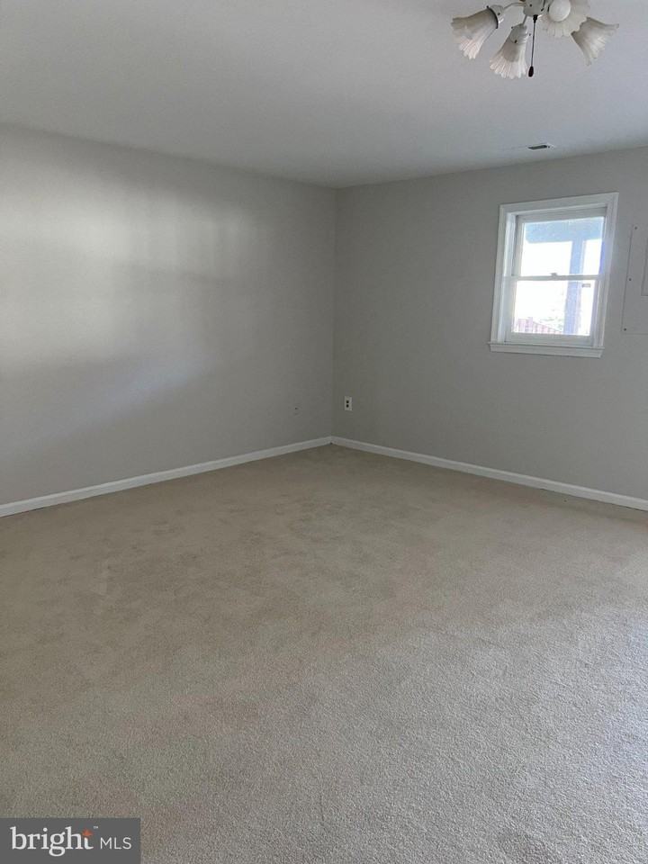 2740 Winston Ct - Photo 7 of 34