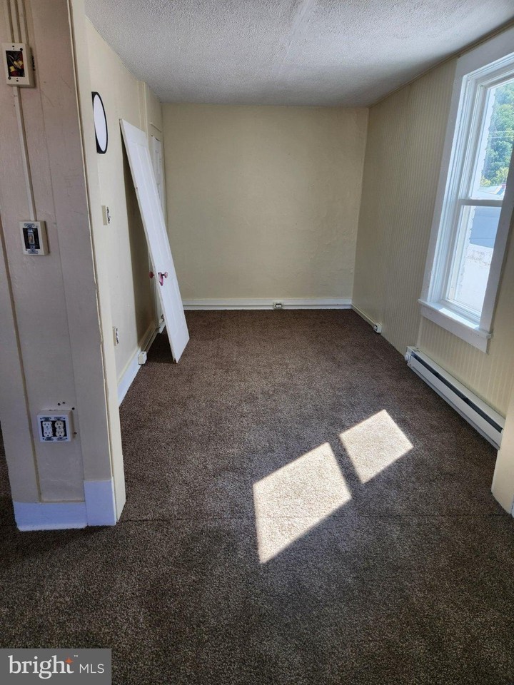 104 N Main St - Photo 6 of 11
