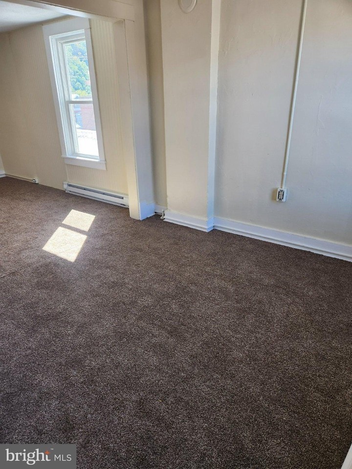 104 N Main St - Photo 7 of 11