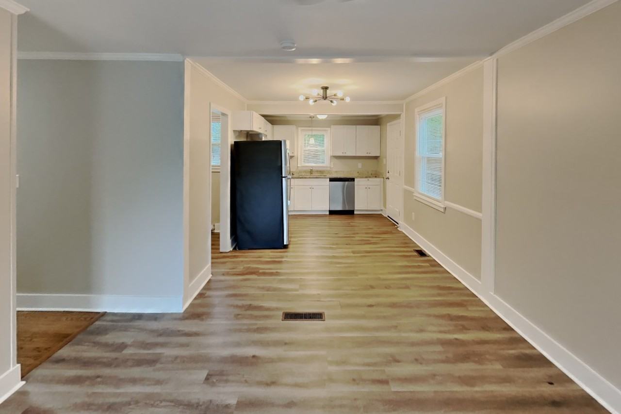 547 Whitethorn Dr - Photo 4 of 15