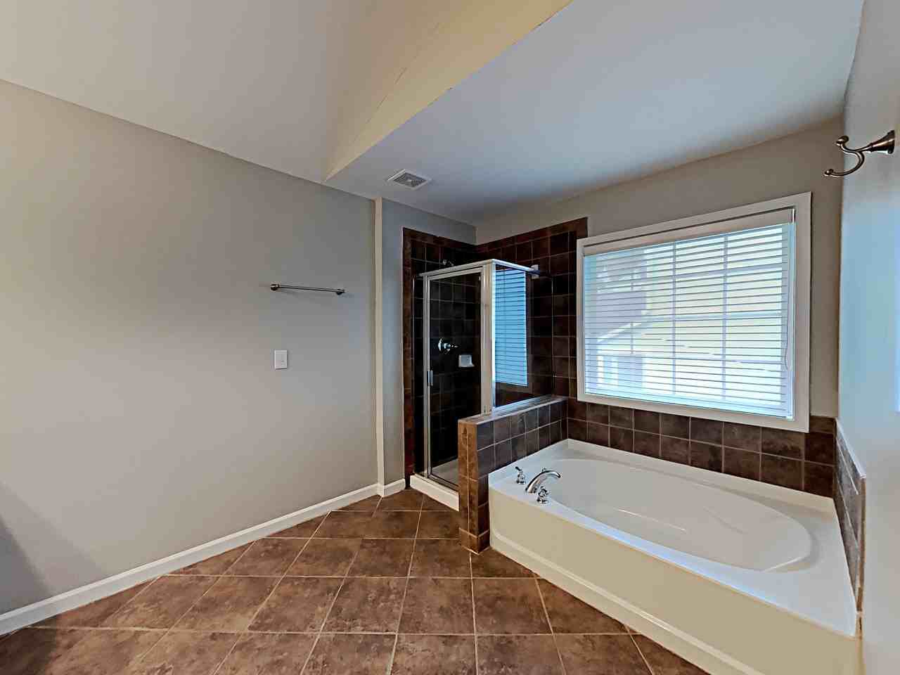 2184 Longmont Dr - Photo 3 of 24