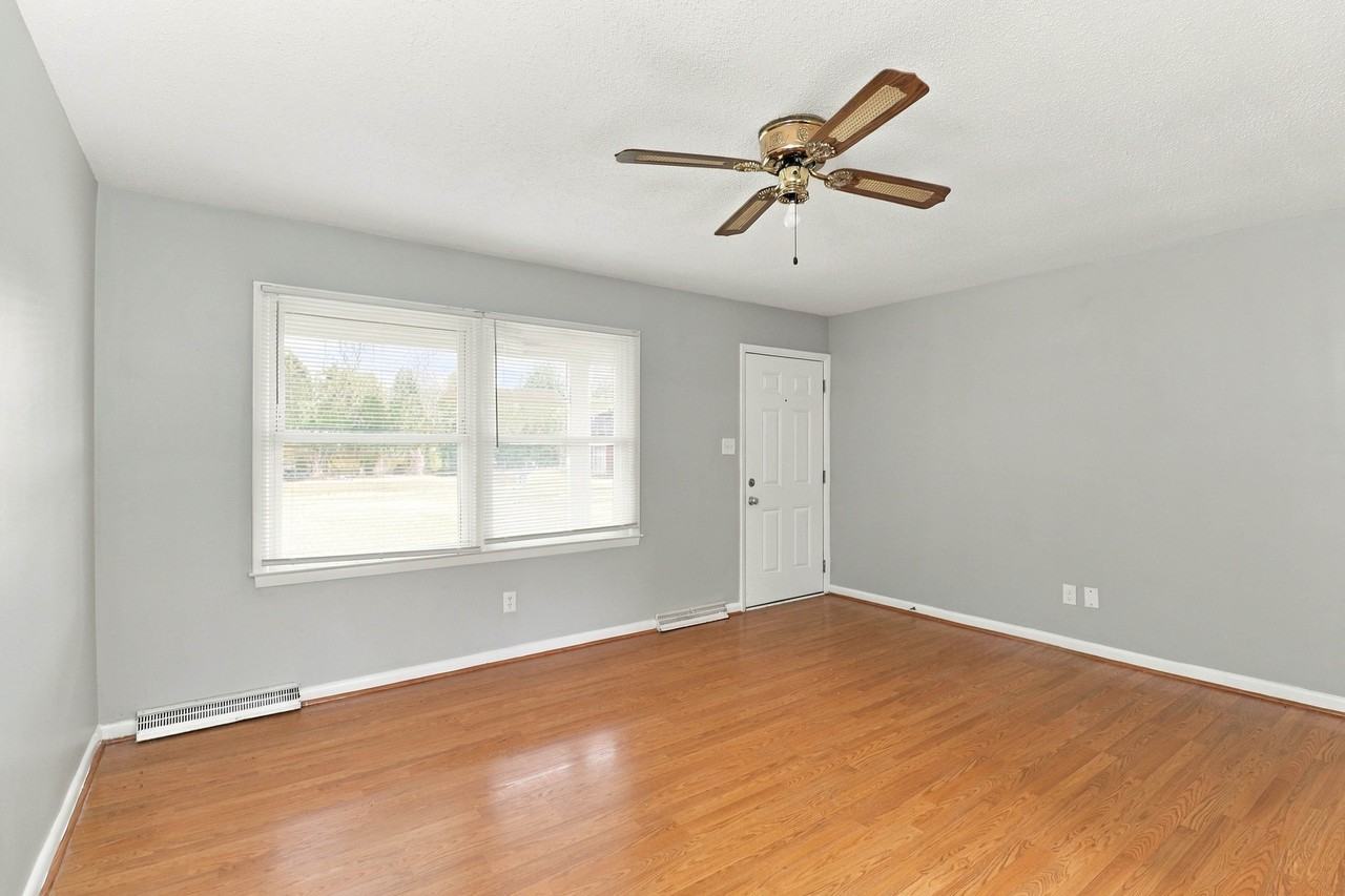 221 Tanglewood Dr - Photo 5 of 17
