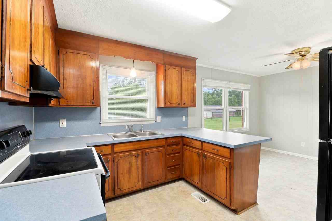 221 Tanglewood Dr - Photo 6 of 17