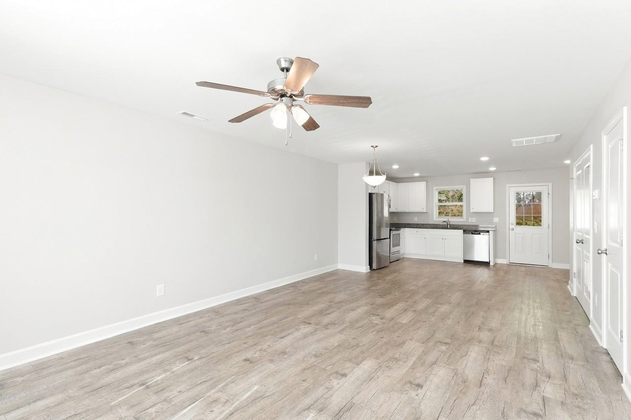 155 Mckinnon Ave Ne - Photo 6 of 18