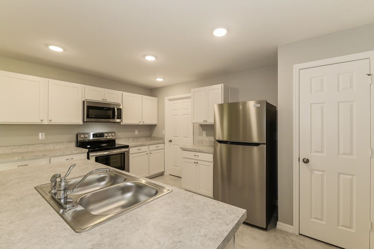2916 42nd St Sw - Photo 5 of 16
