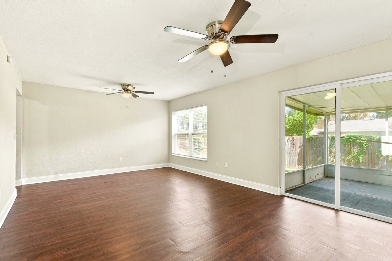 209 Banyan Ct - Photo 4 of 17