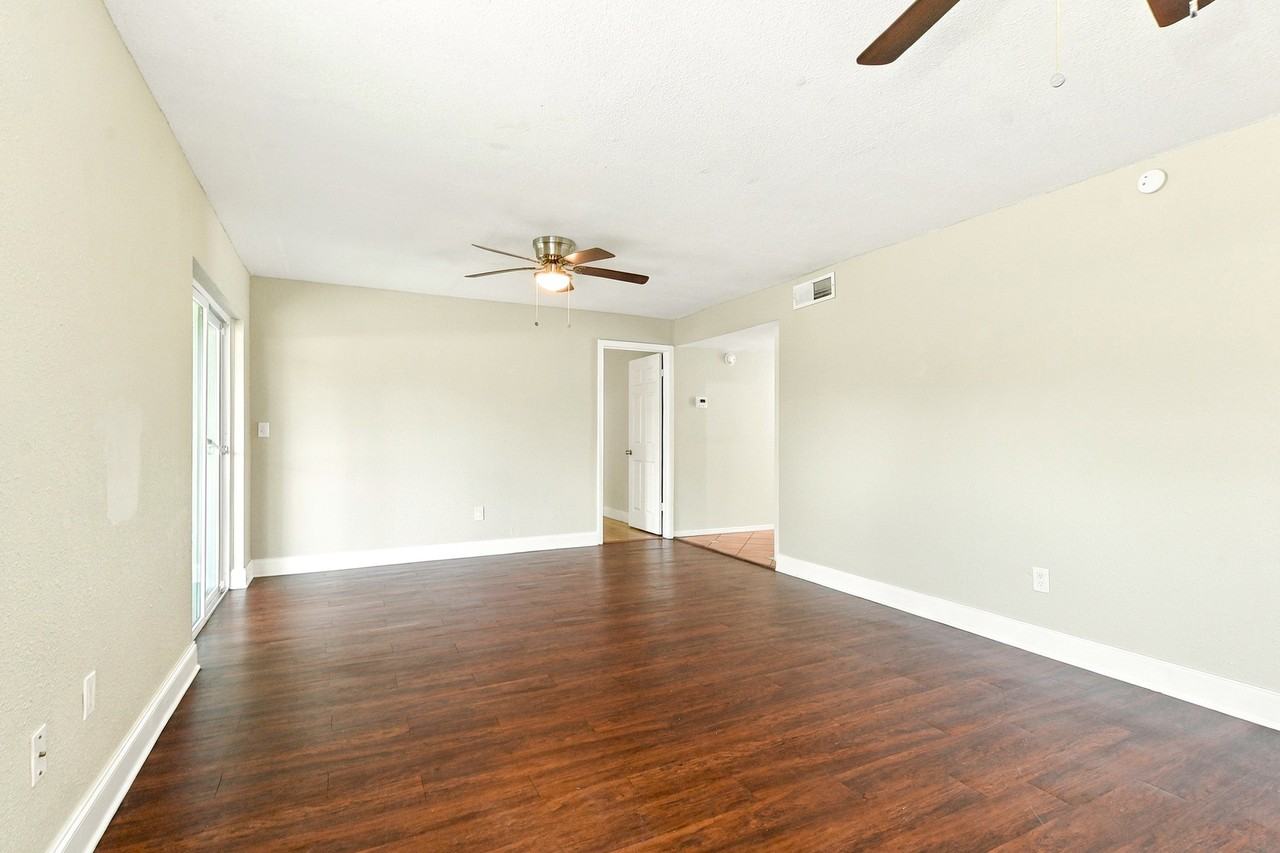 209 Banyan Ct - Photo 5 of 17