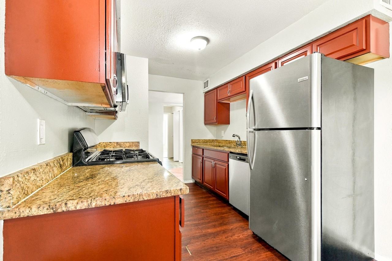 209 Banyan Ct - Photo 6 of 17