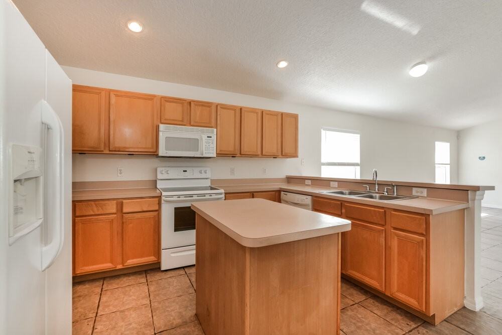 14308 Verano Dr - Photo 6 of 17