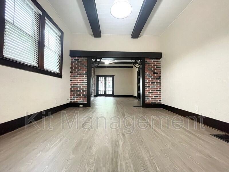 4431 Commonwealth Ave - Photo 4 of 21