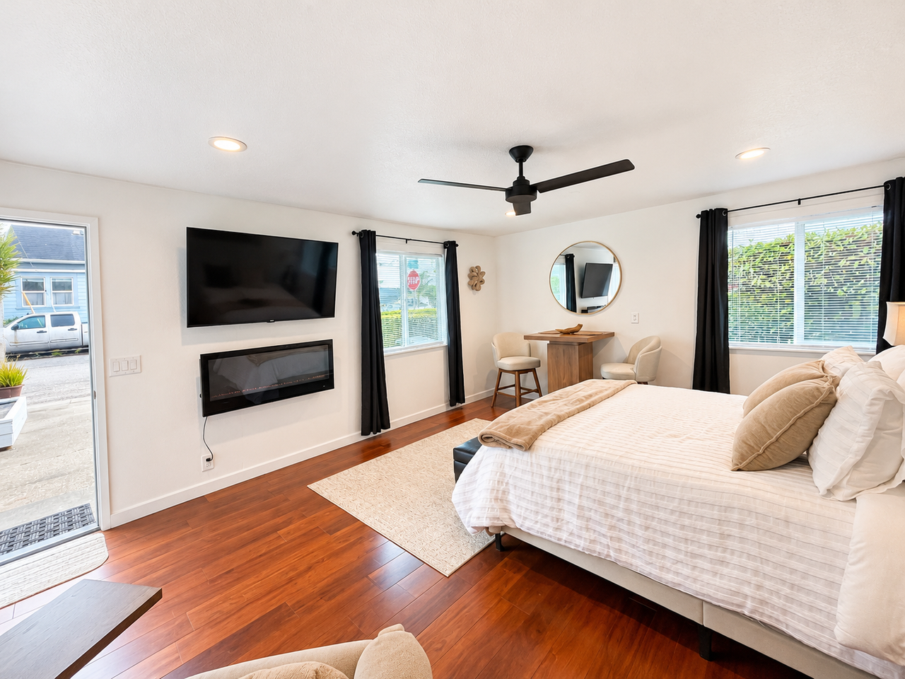744 Stewart St - Photo 4 of 12