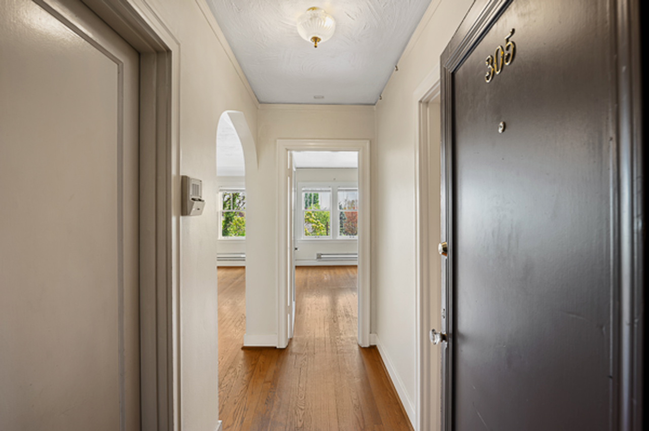 Astor Court Apartments - Photo 4 of 14