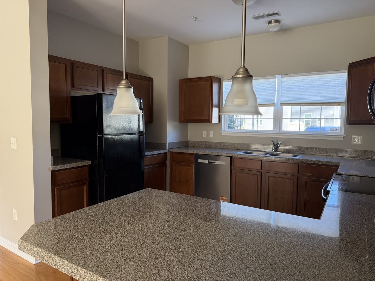 1140 Fairview Ln - Photo 4 of 17
