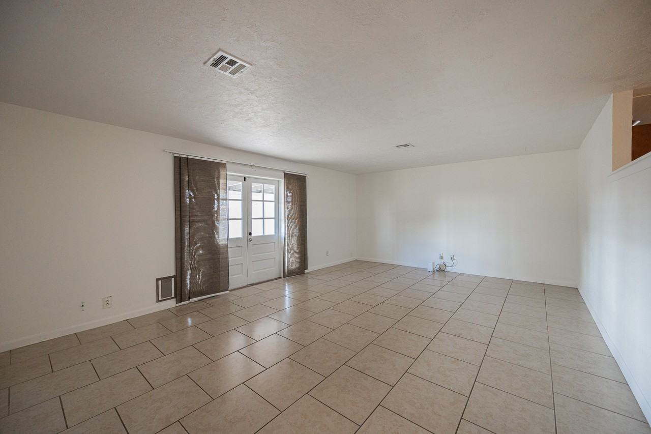 3015 N 43rd Ln - Photo 3 of 28