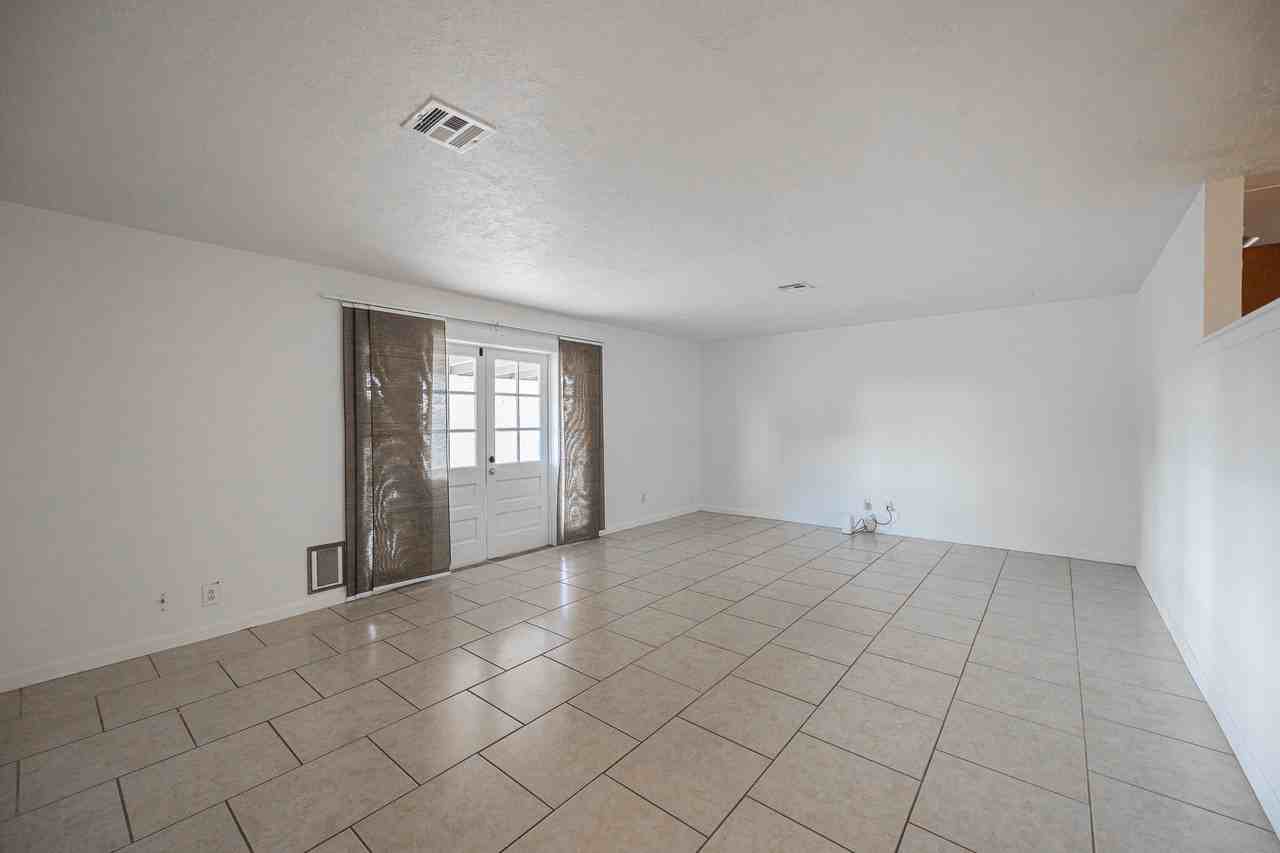 3015 N 43rd Ln - Photo 4 of 28