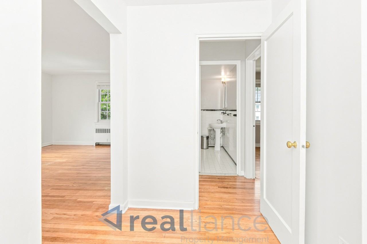 2221 Washington Ave #202 - Photo 2 of 16