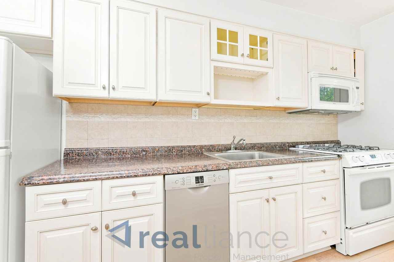 2221 Washington Ave #202 - Photo 7 of 16