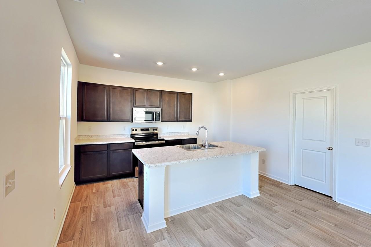 2032 Oak Terrace Dr - Photo 4 of 16