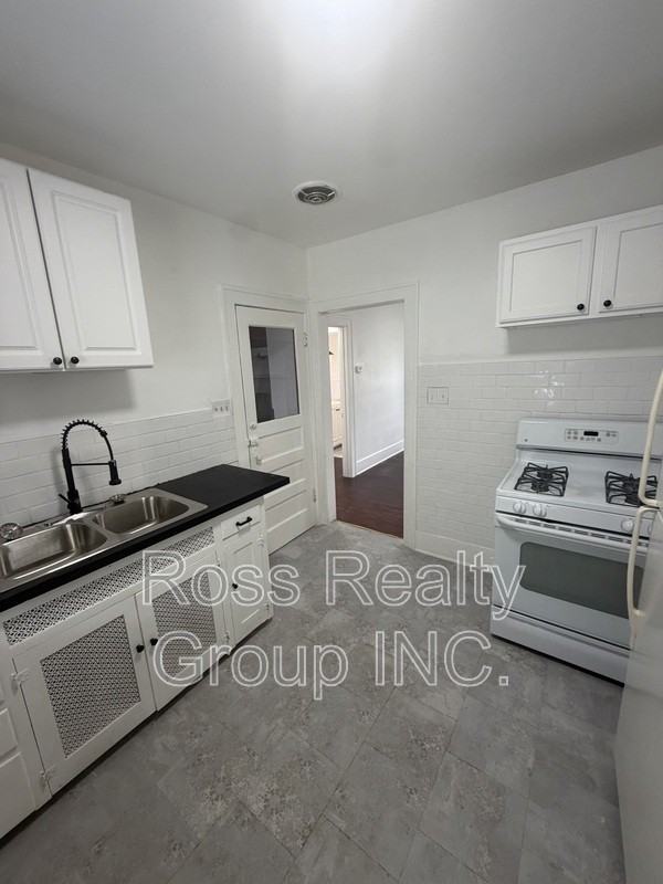 1940 Crosswell Pl #2 - Photo 2 of 9