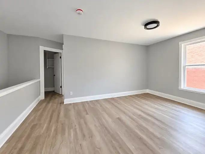 569 Sherbrooke St - Photo 4 of 14