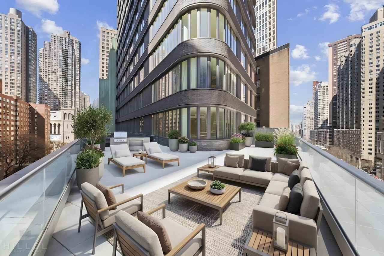 W 60th St #8D - Photo 2 of 18