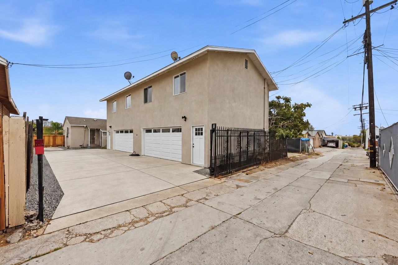 3136 44th Street - Photo 3 of 5