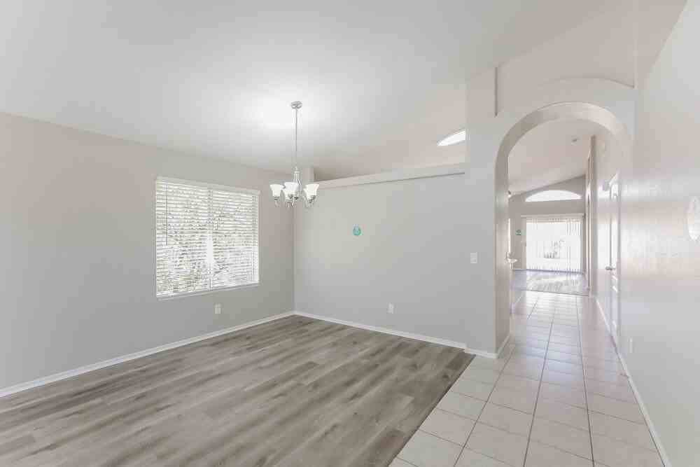 18636 N 21st St - Photo 4 of 16