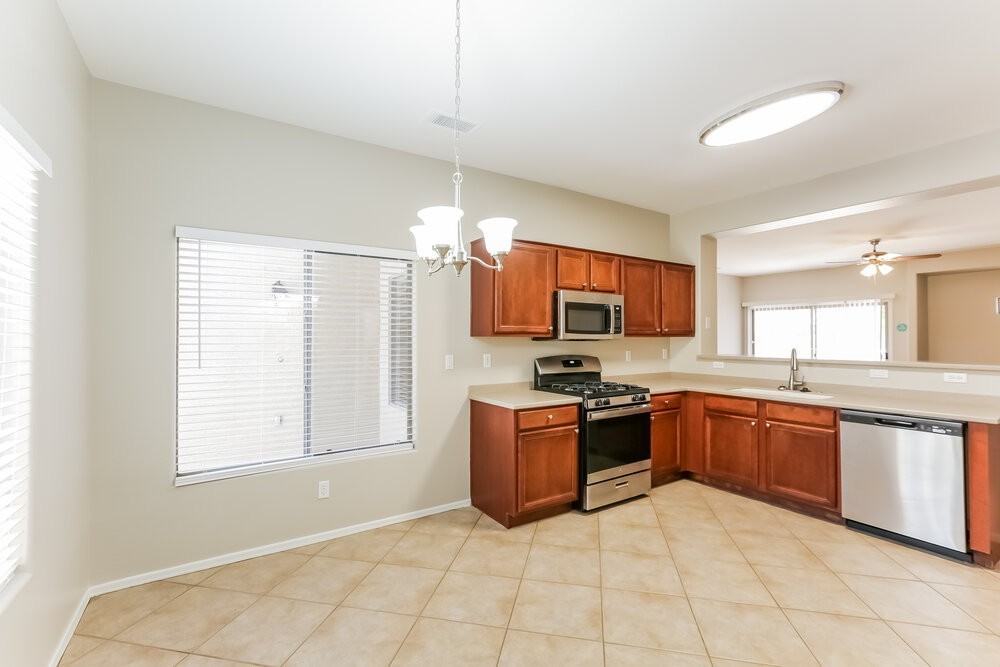 5329 W Grove St - Photo 7 of 16
