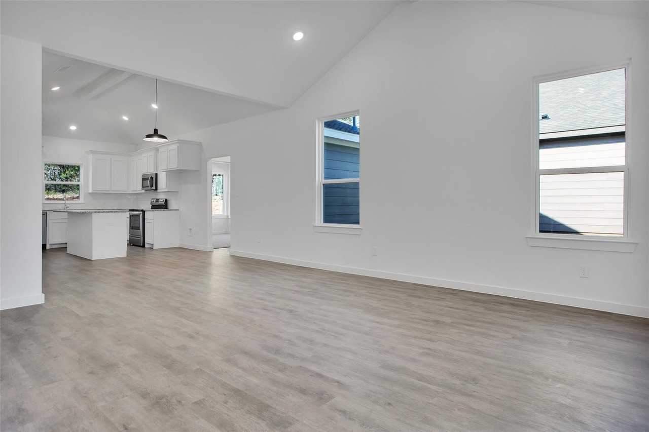 1479 Cathey Dr - Photo 2 of 9