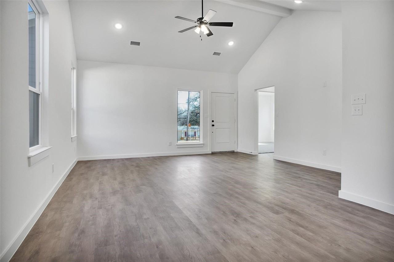 1479 Cathey Dr - Photo 3 of 9