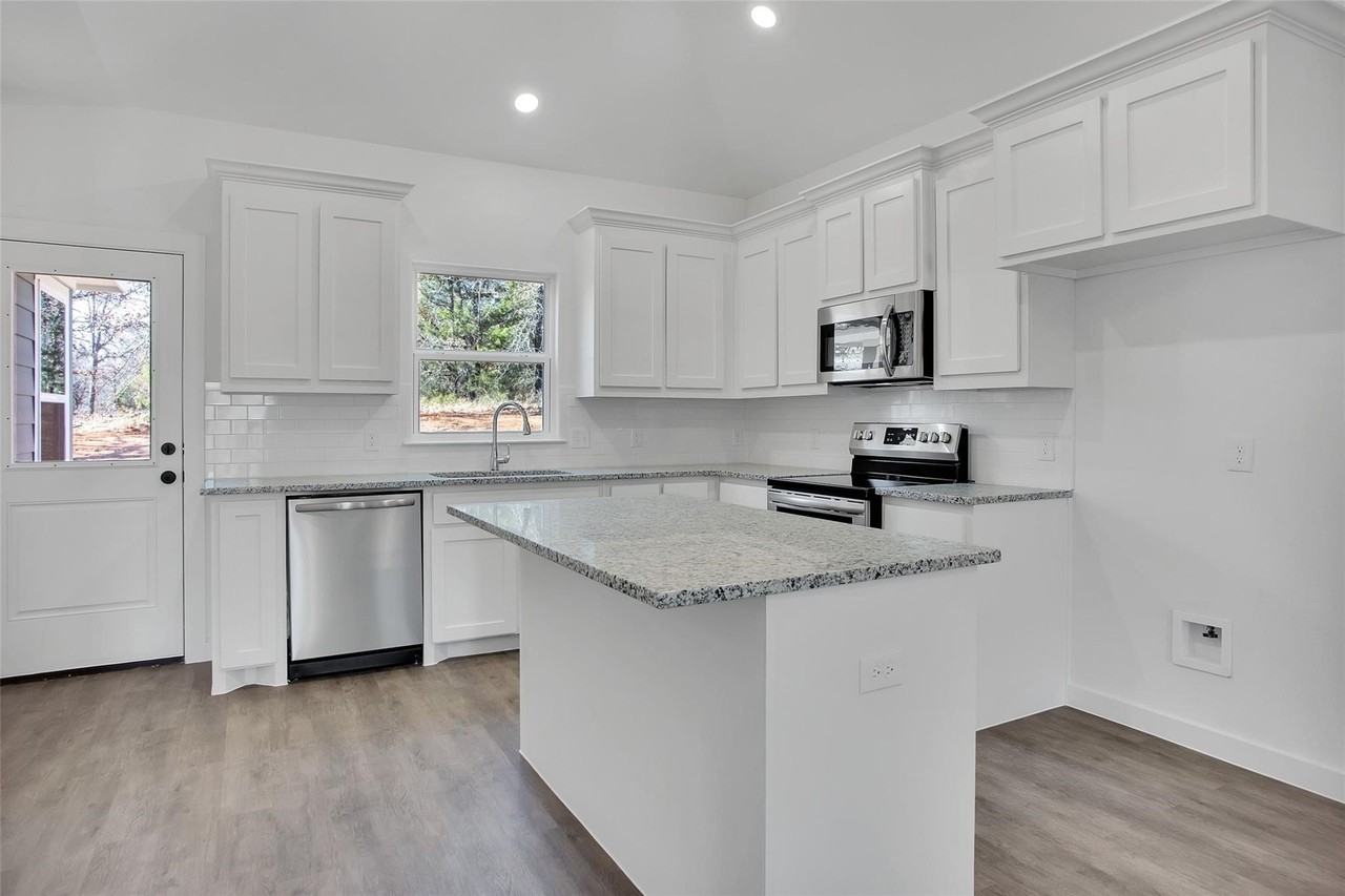 1479 Cathey Dr - Photo 5 of 9