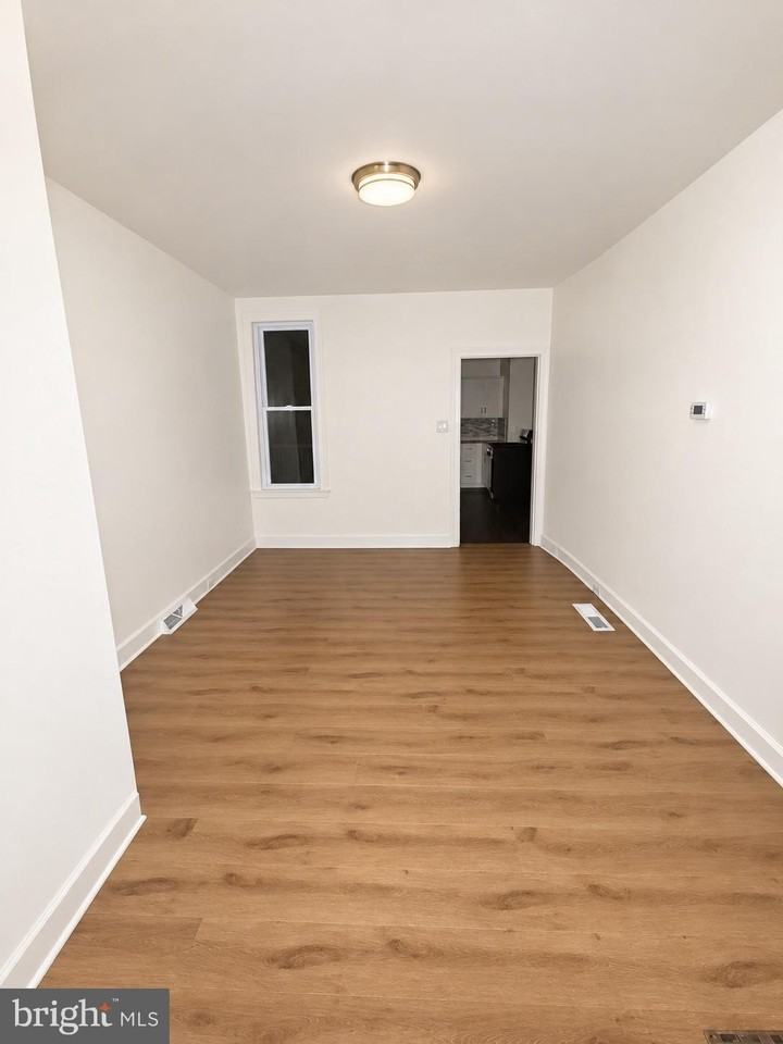 324 Smith St - Photo 3 of 13