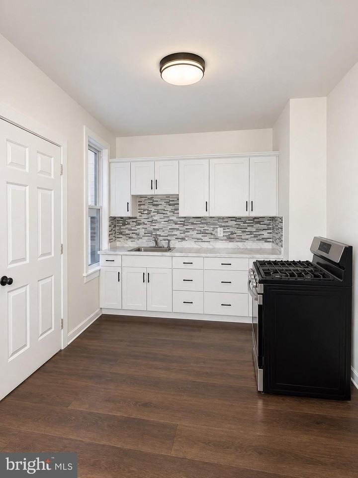 324 Smith St - Photo 4 of 13