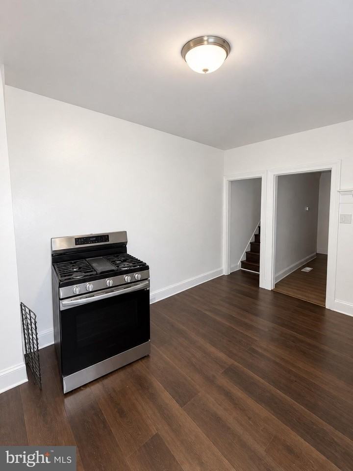 324 Smith St - Photo 5 of 13